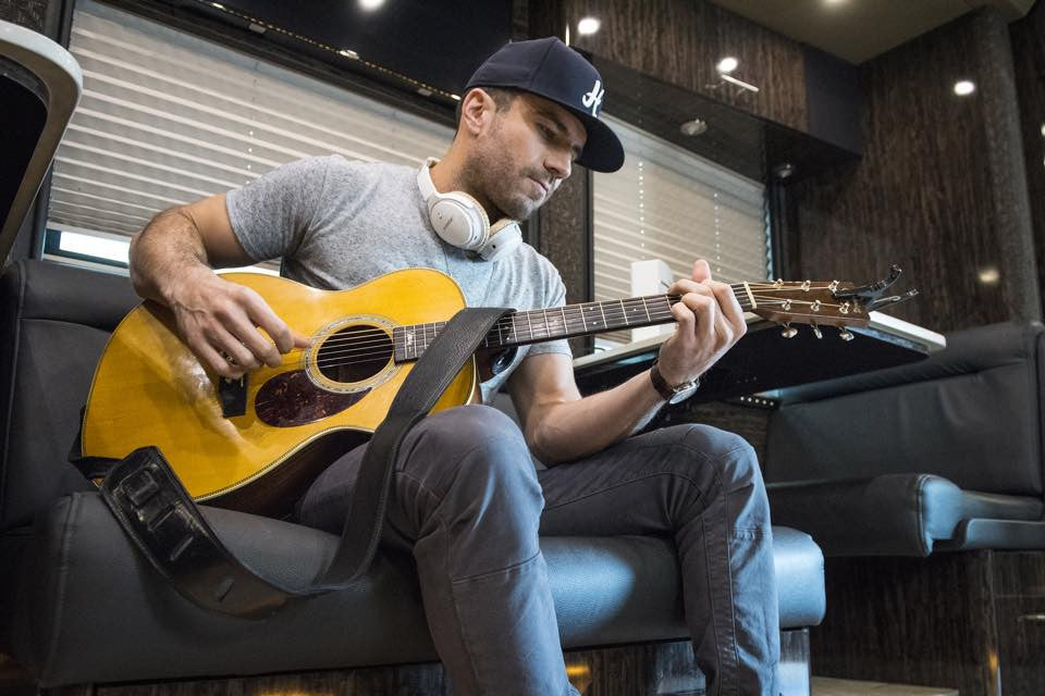 Watch Sam Hunt with his acoustic version of "Come Over"